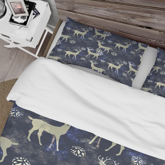 Designart 'Raindeer With Christmas Snowflakes' Animals Bedding Set